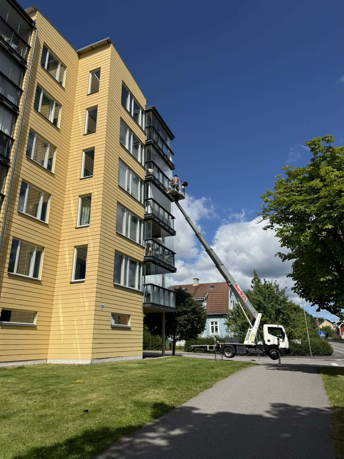 Fasadarbete med skylift på flerbostadshus