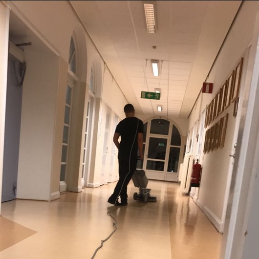 Golvpolering i korridor